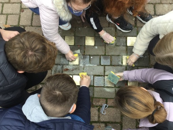 Schülerinnen und Schüler der Gedenkstätten-AG der Peter-Ustinov-Gesamtschule haben bereits im Oktober gemeinsam Stolpersteine gereinigt. Foto: Karoline Reetz