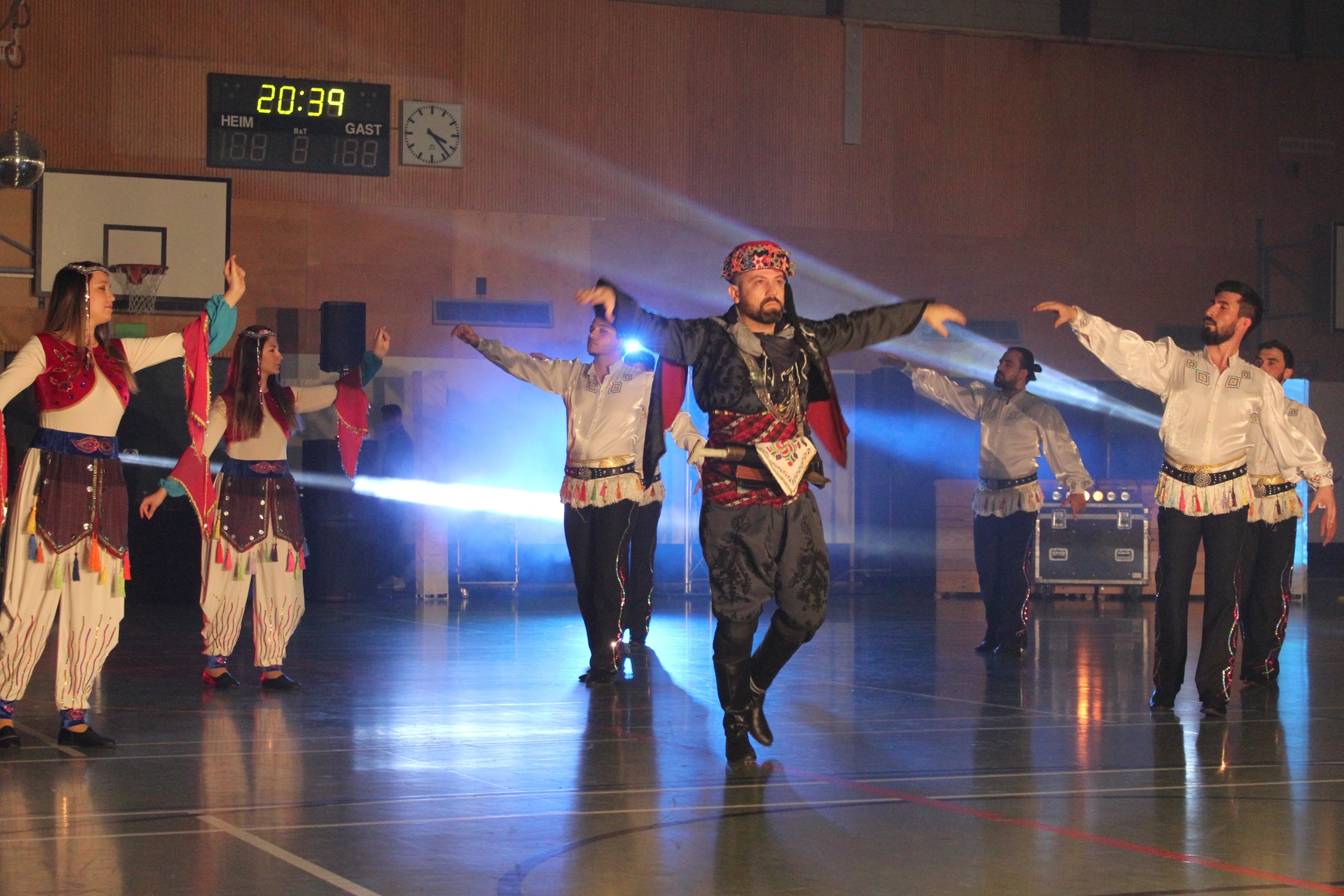 Erwachsene in traditionellen Kostümen bei einer Tanzperformance