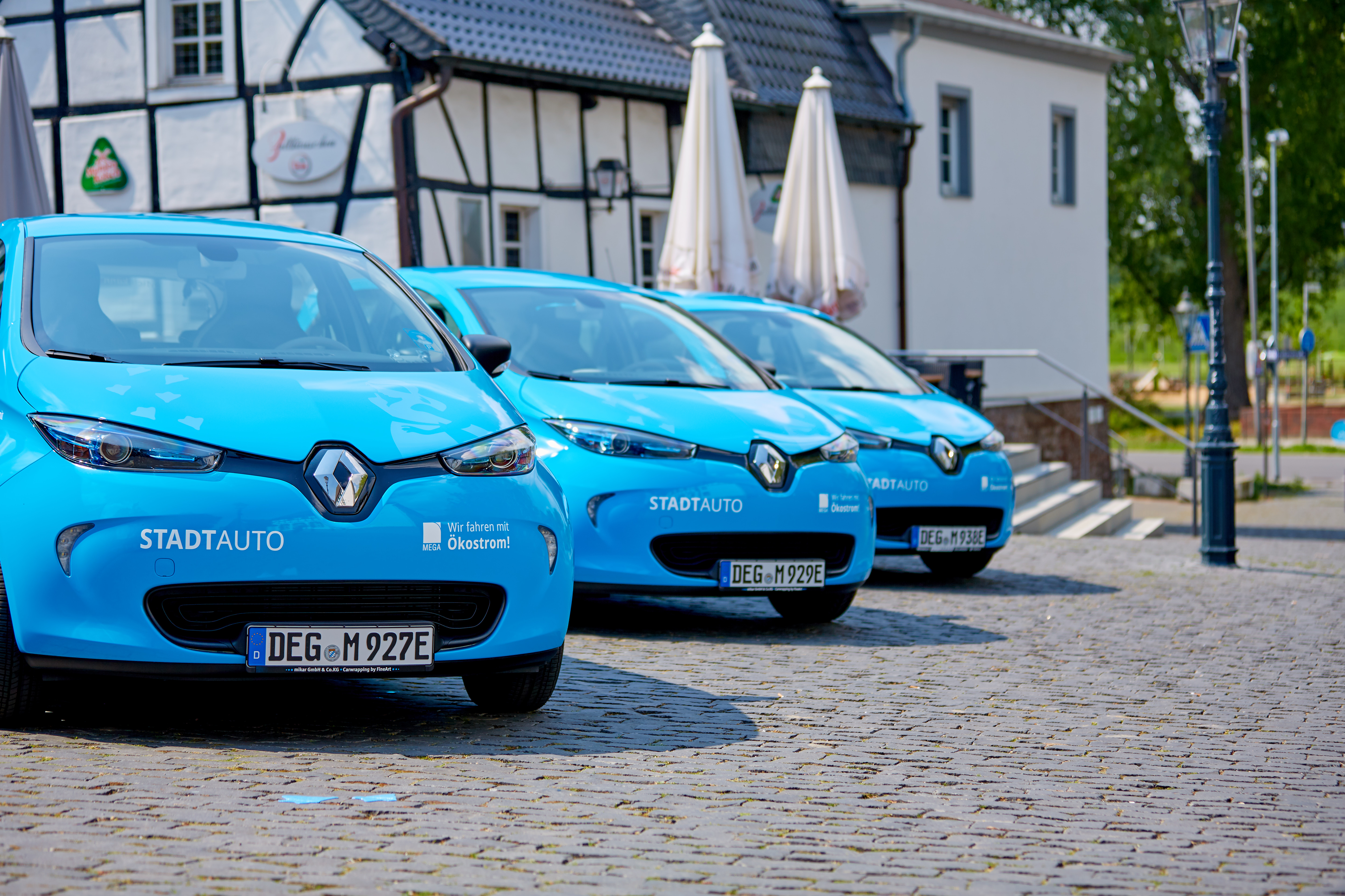 Drei blaue Renault Zoe nebeneinander in der Monheimer Altstadt