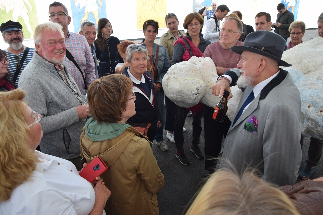 Markus Lüertz im Gespräch mit Bürgerinnen und Bürgern neben einer liegenden Leda Statue aus Gips
