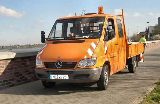 Ein Mercedes Transporter in leuchtendem Orange