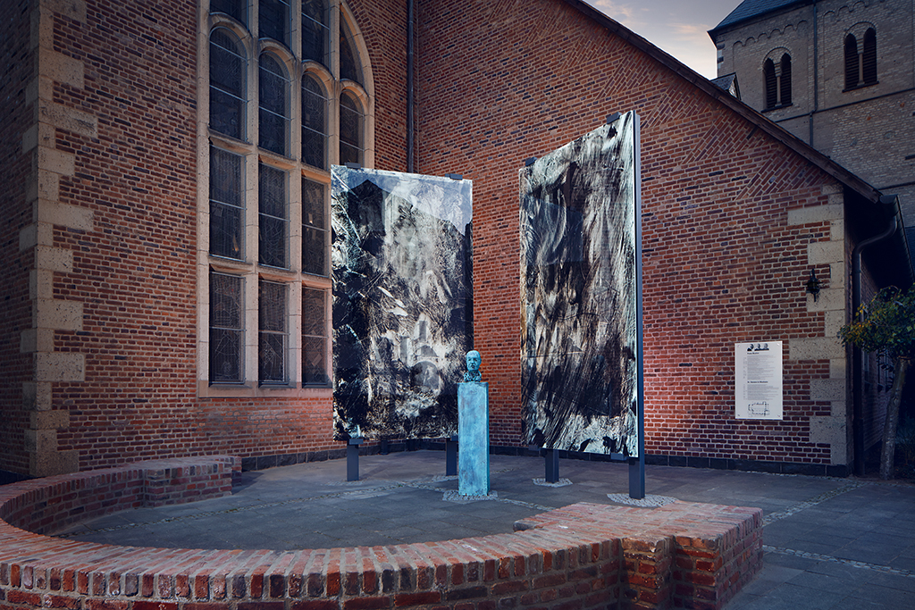 Die Büste von Franz Boehm vor dem Hintergrund der zwei Glasplatten