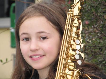 Erfolgreich auf dem Saxophon: die zehnjährige Monheimerin Charlotte Ganter ist die jüngste Jazzpreisträgerin in Nordrhein-Westfalen. (Foto: Jörg Sommerfeld)