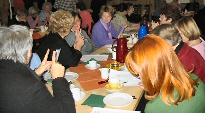 Ein Foto vom Ladies Brunch: viele Frauen an einem Tisch